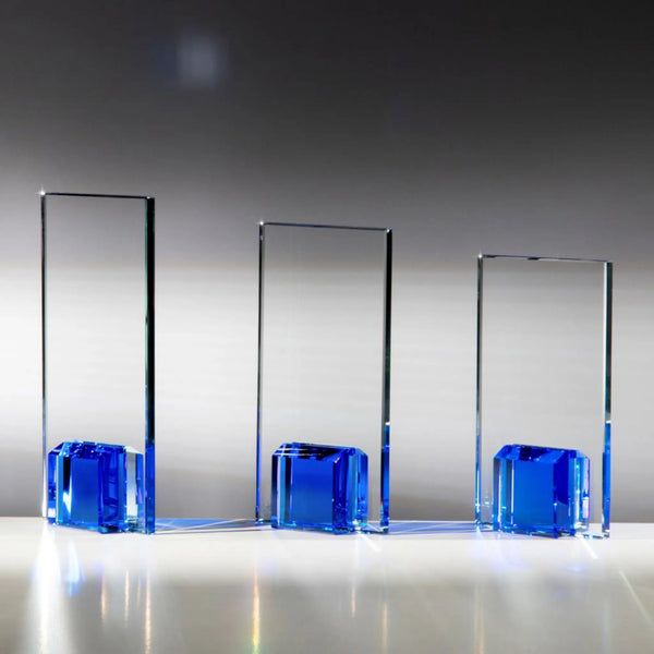 Glas-Award Coloured Elements Saphirblau – klarer Glasaward mit blauem Kristallsockel in 3 Größen | awardideen.de
