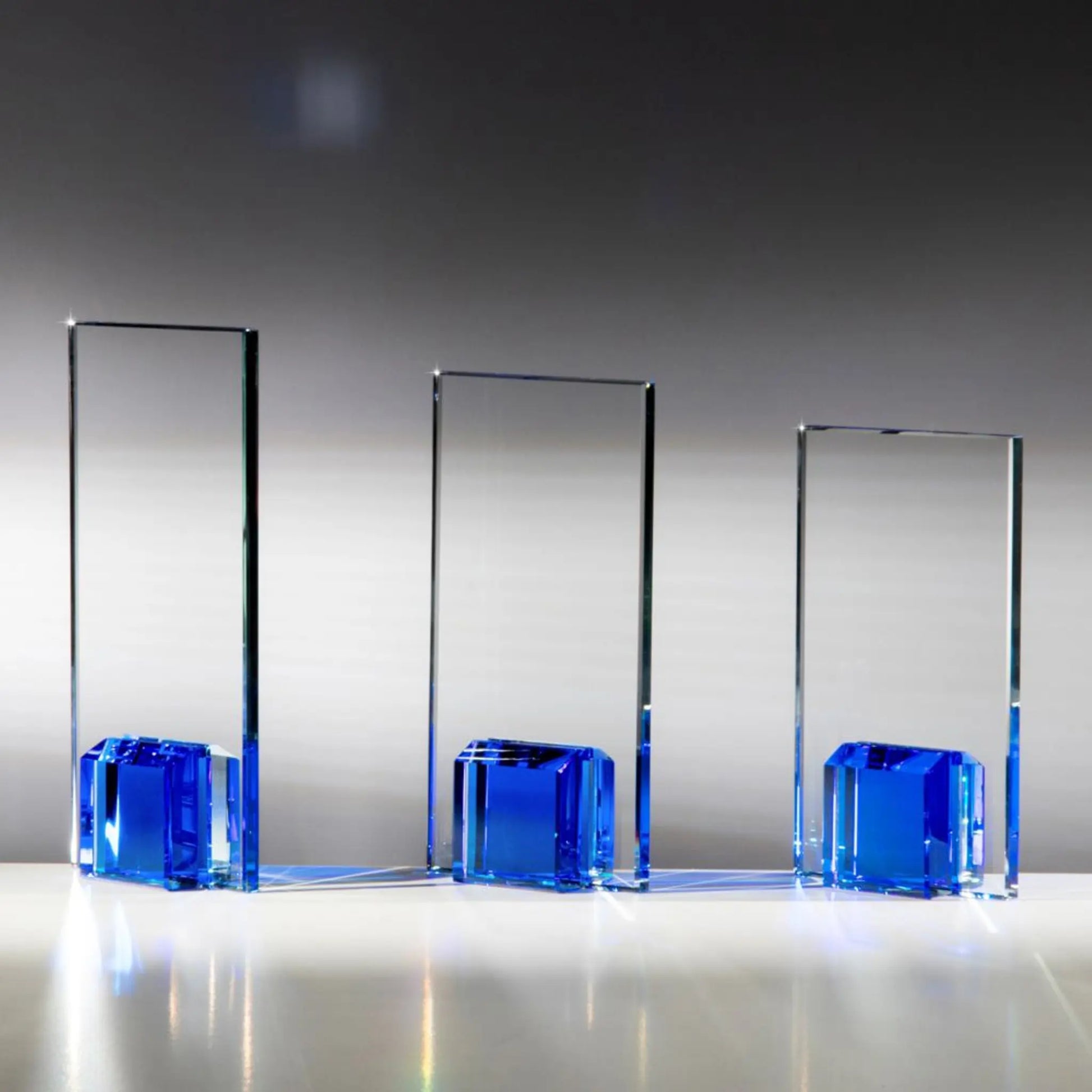 Glas-Award Coloured Elements Saphirblau – klarer Glasaward mit blauem Kristallsockel in 3 Größen | awardideen.de

