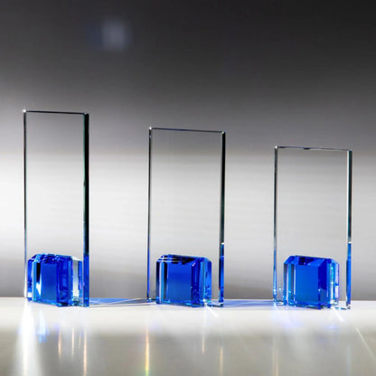 Glas-Award Coloured Elements Saphirblau – klarer Glasaward mit blauem Kristallsockel in 3 Größen | awardideen.de
