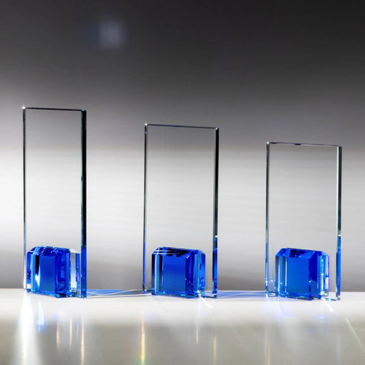 Glas-Award Coloured Elements Saphirblau – klarer Glasaward mit blauem Kristallsockel in 3 Größen | awardideen.de
