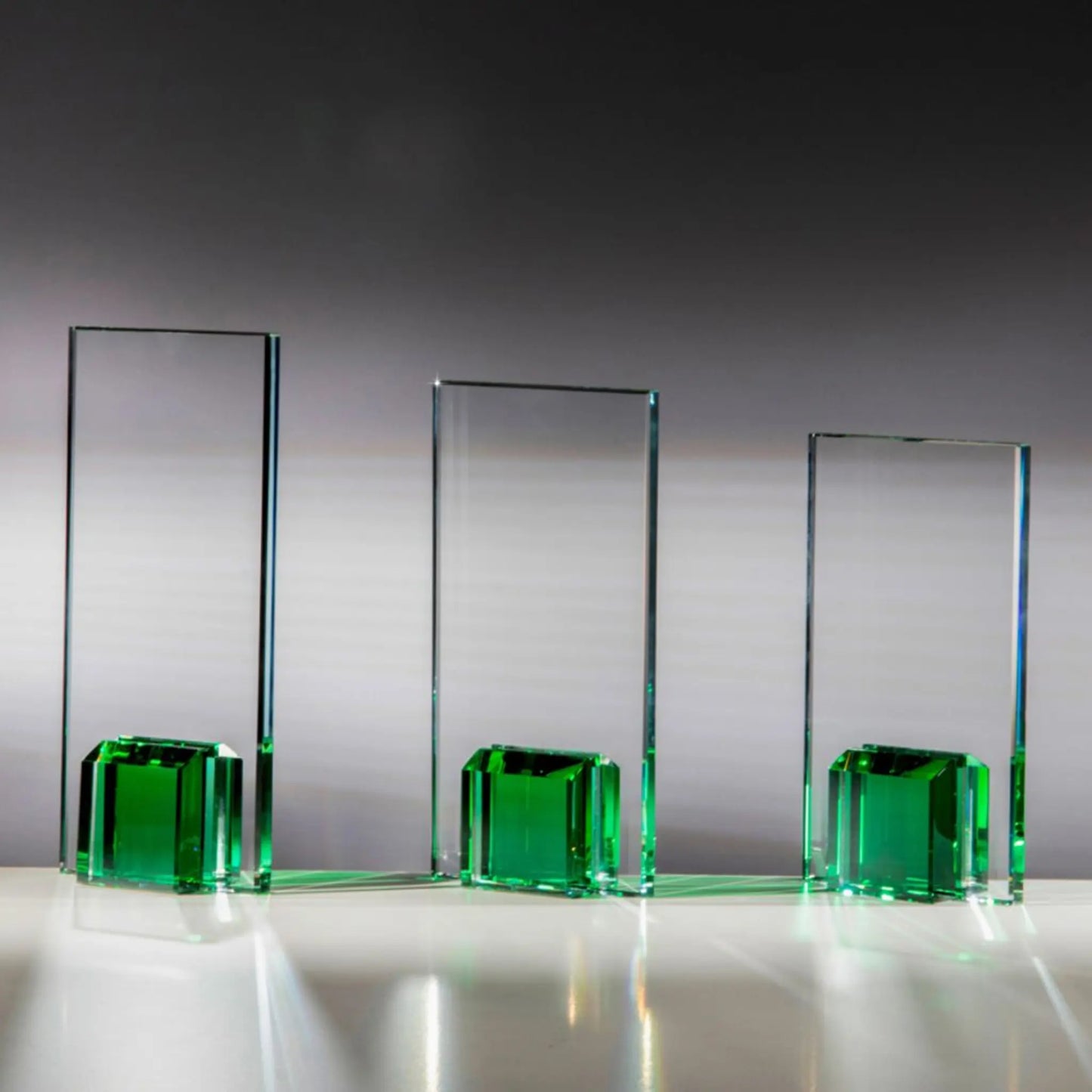 Glas-Award Coloured Elements Smaragdgrün – klarer Glasaward mit grünem Kristallsockel in 3 Größen | awardideen.de
