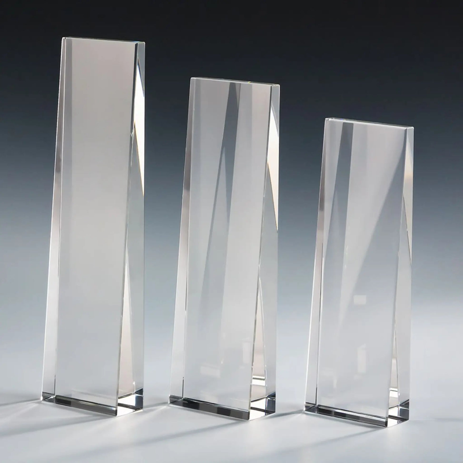 Clear Crystal Tower Award – drei rechteckige Kristallglas-Türme mit Facettenschliff in drei Größen, blank ohne Gravur, personalisierbar mit Lasergravur für Unternehmensauszeichnungen und Golfturniere
