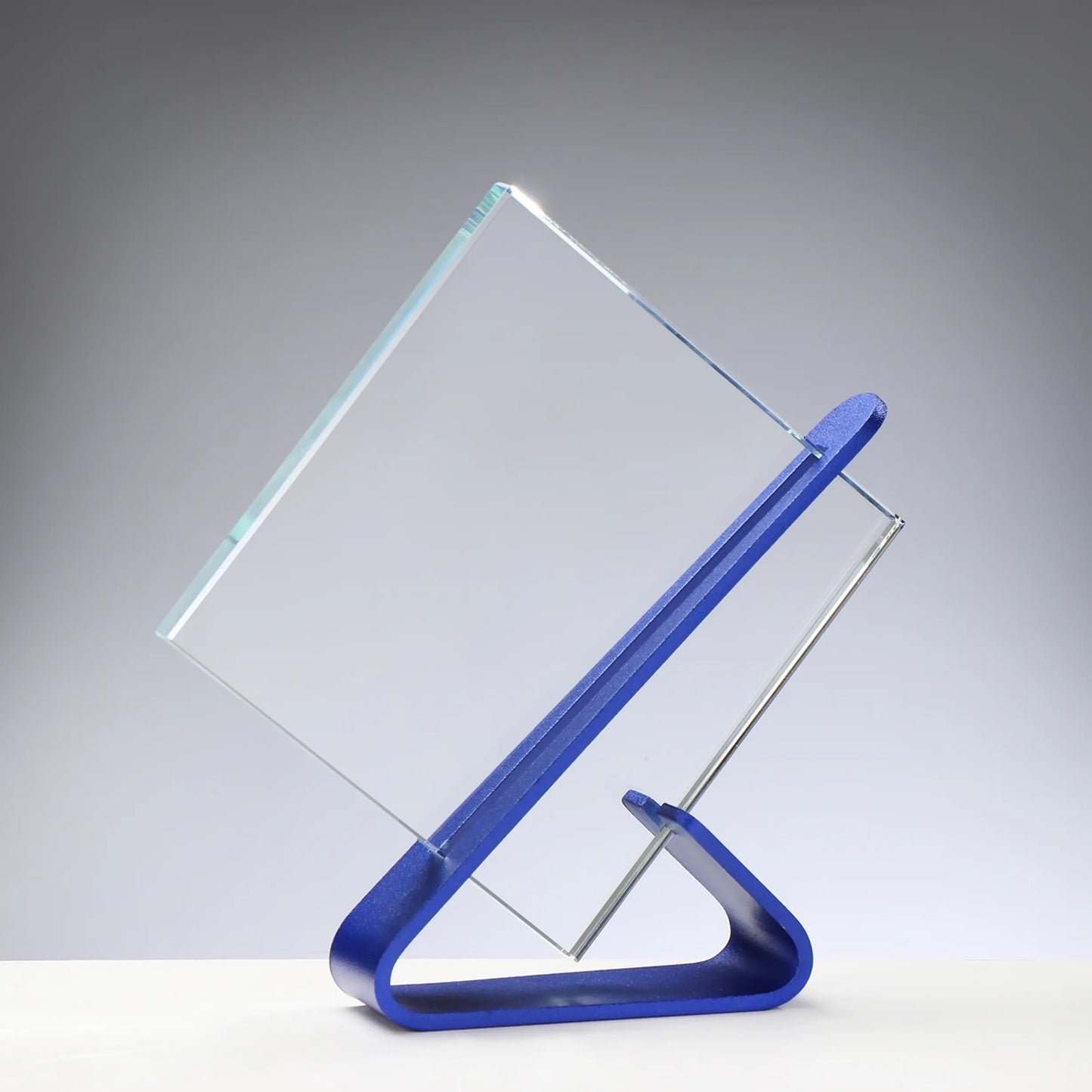Glas-Metall Award BLAU: Kristallglas 10mm mit Randschliff auf blauem Metallständer, Höhe 185 mm – Sonderpreis und Unternehmensauszeichnung
