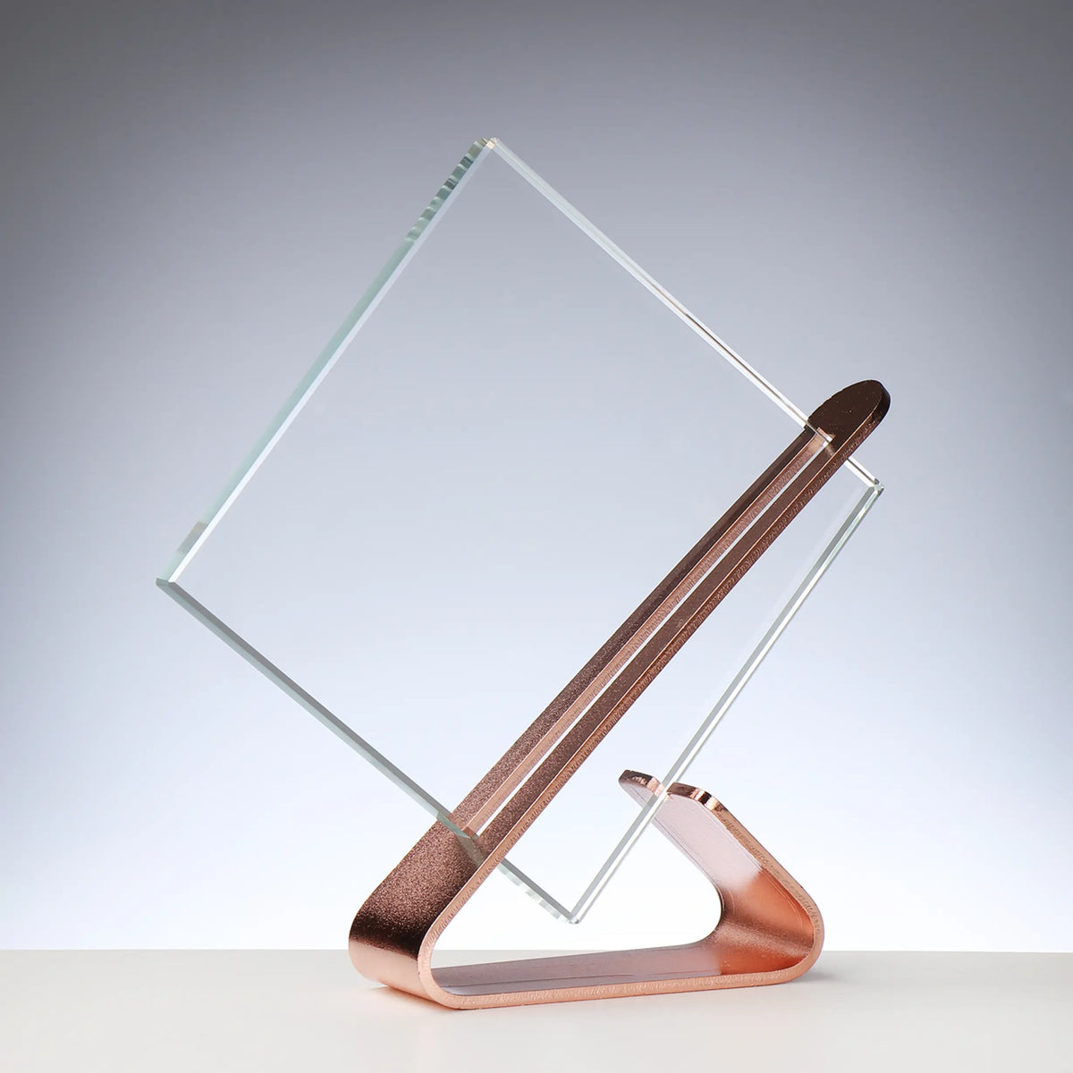 Glas-Metall Award BRONZE-farben: Kristallglas 10 mm mit Randschliff auf bronzefarbenem Metallständer, Höhe 185 mm – Auszeichnung für den 3. Platz
