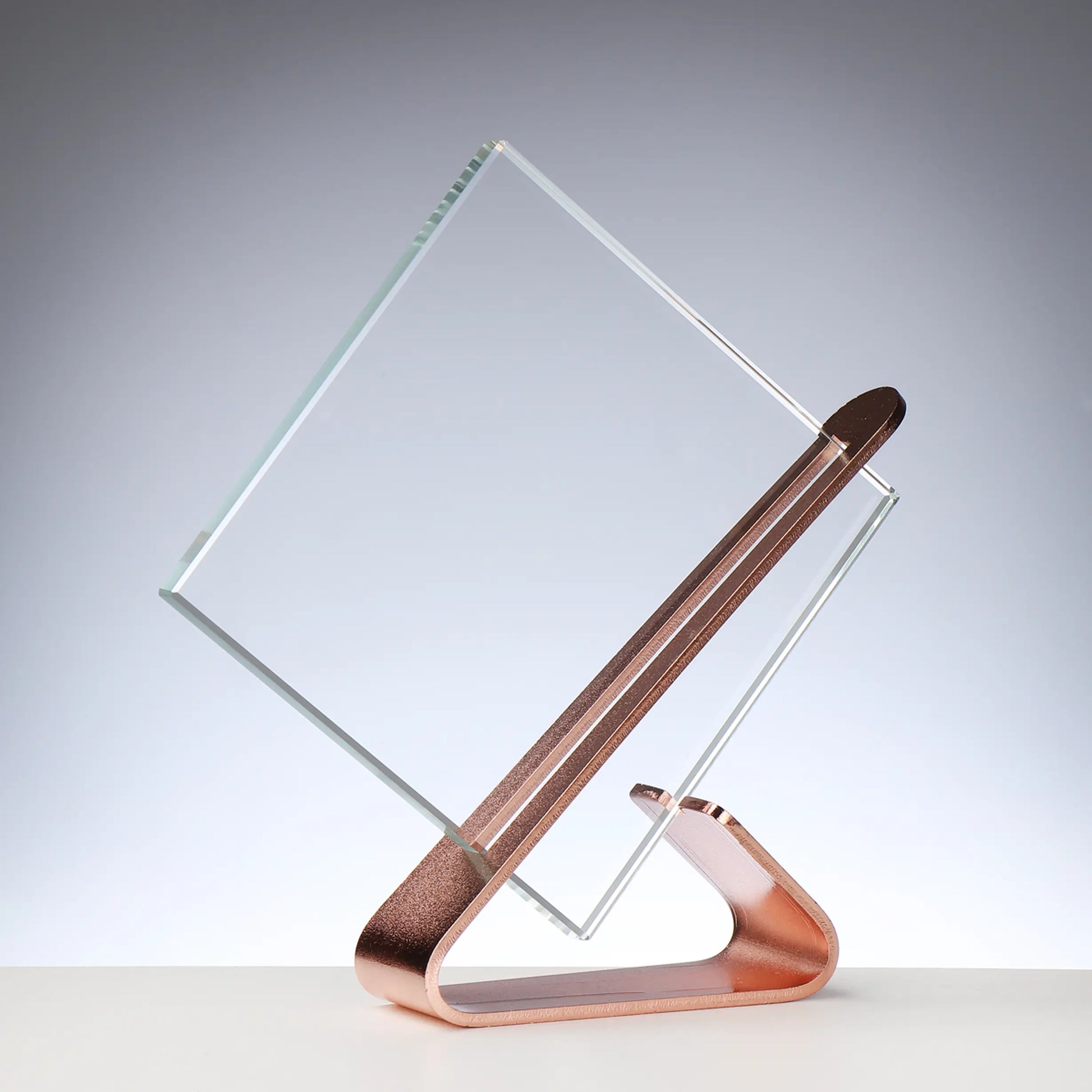 Glas-Metall Award BRONZE-farben: Kristallglas 10 mm mit Randschliff auf bronzefarbenem Metallständer, Höhe 185 mm – Auszeichnung für den 3. Platz
