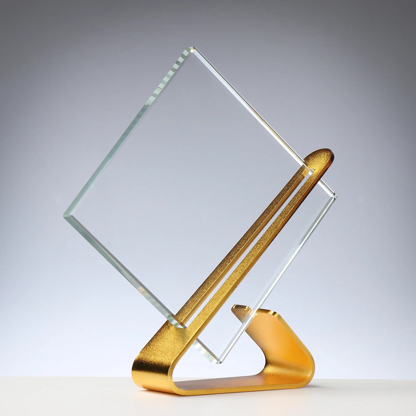 Glas-Metall Award GOLD-farben: Kristallglas 10 mm mit Randschliff auf goldfarbenem Metallständer, Höhe 185 mm – Award für Events und Preisverleihungen
