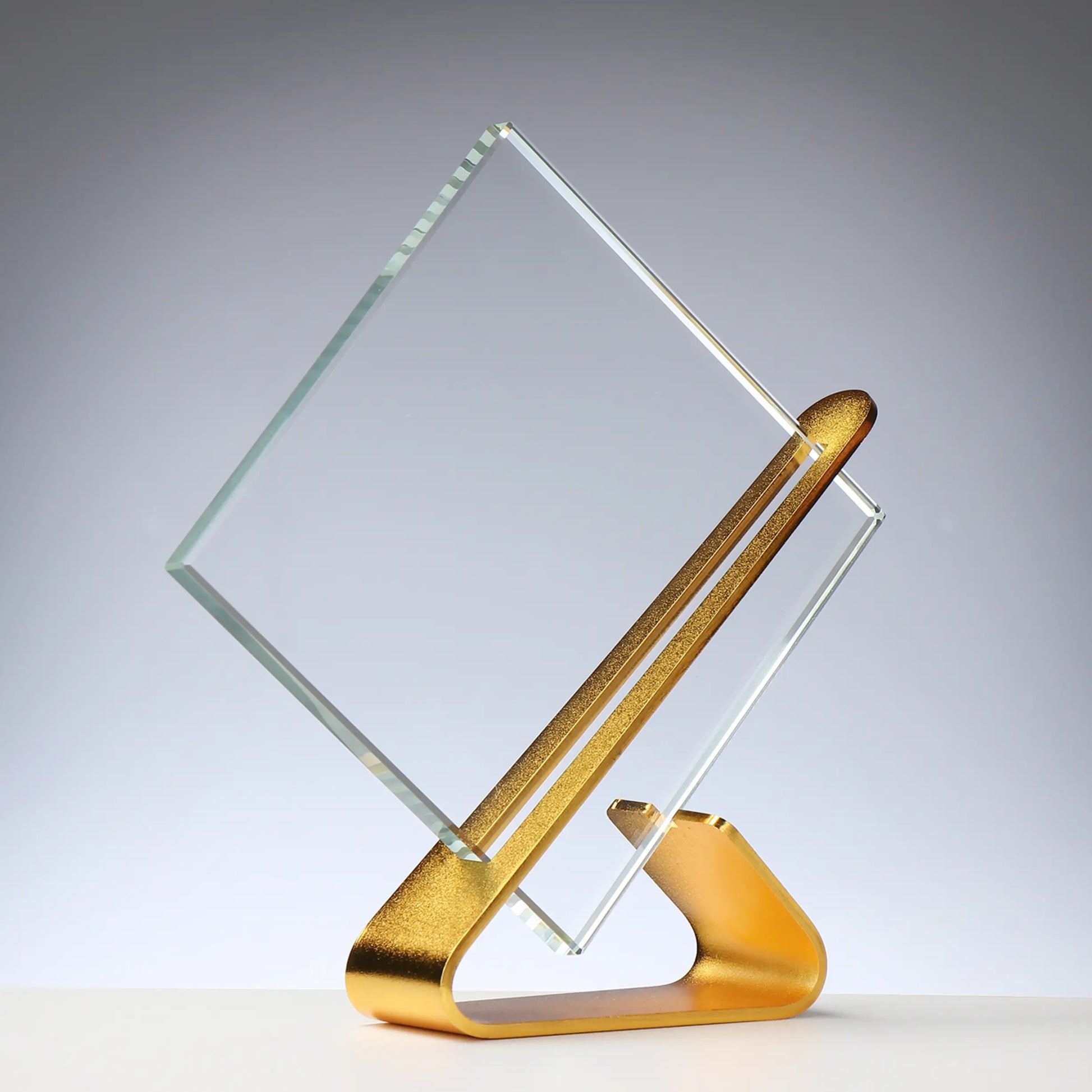Glas-Metall Award GOLD-farben: Kristallglas 10 mm mit Randschliff auf goldfarbenem Metallständer, Höhe 185 mm – Award für Events und Preisverleihungen
