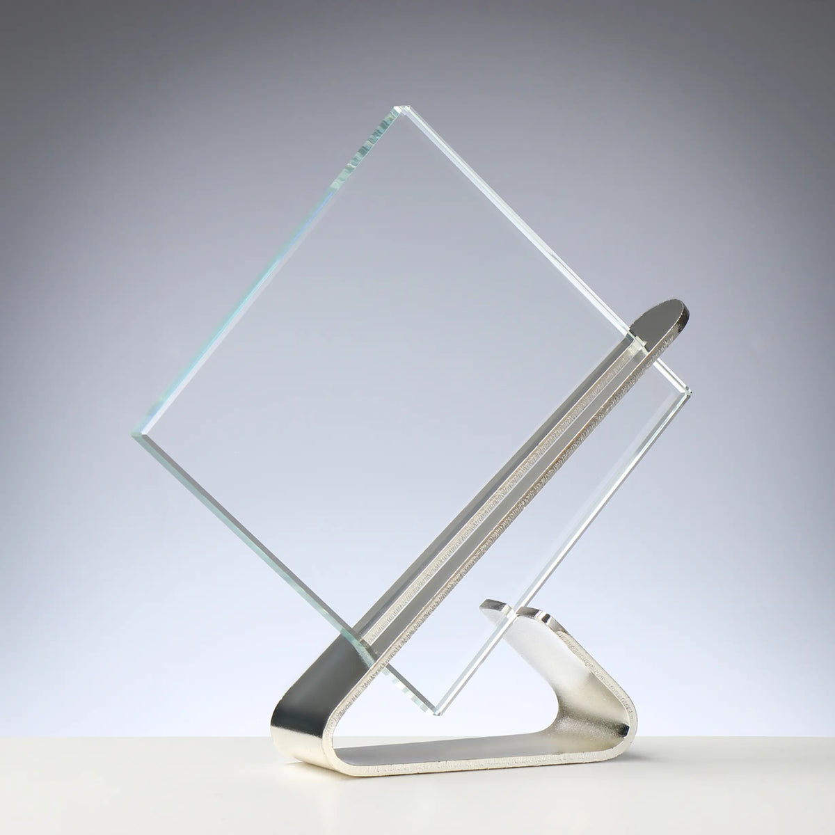 Glas-Metall Award SILBER-farben: Kristallglas 10 mm mit Randschliff auf silberfarbenem Metallständer, Höhe 185 mm – Auszeichnung für den 2. Platz
