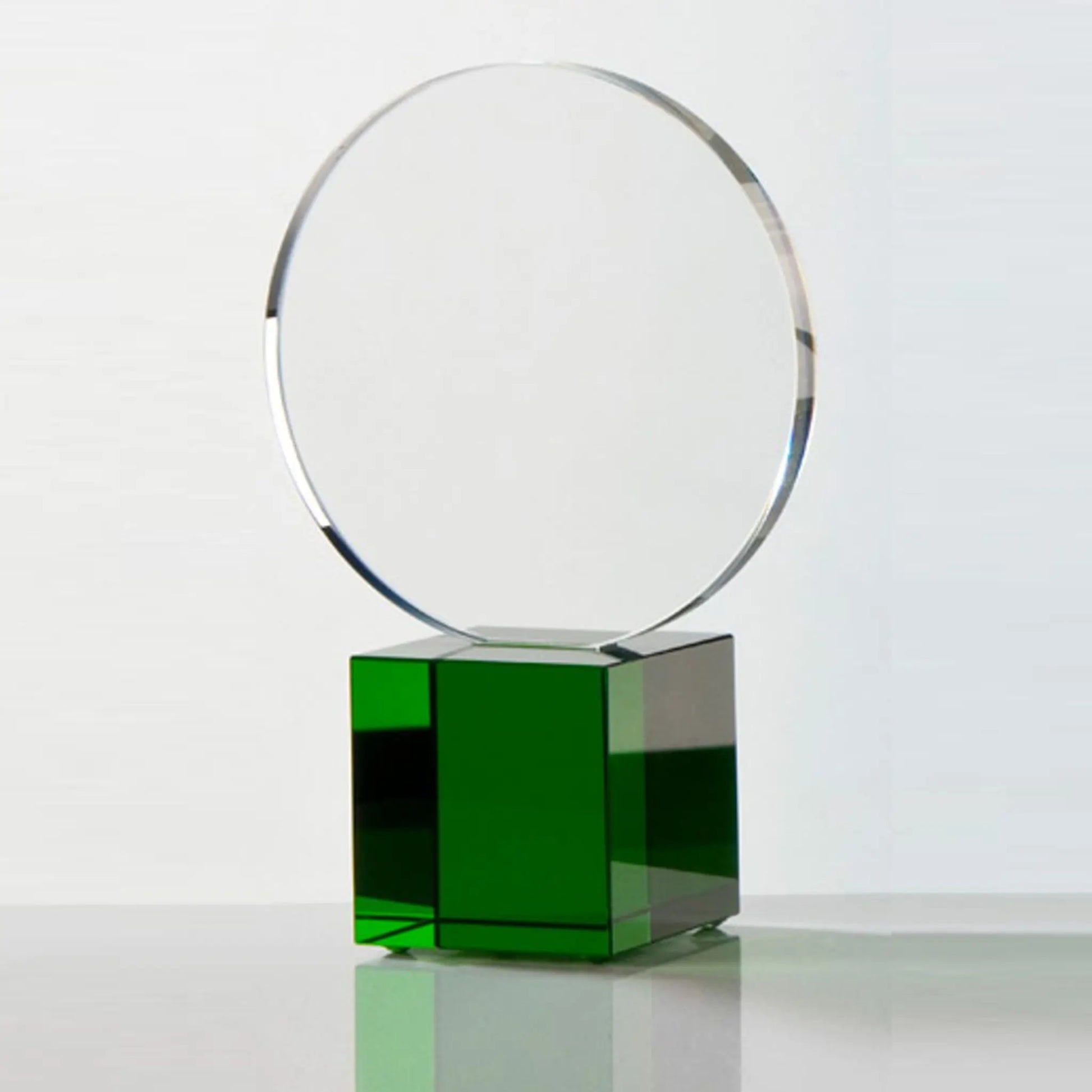 Crystal Cube Circle Award – runde Kristallglasscheibe auf grünem Kristallglas-Würfelsockel, Frontansicht, blank ohne Gravur, ideal für Unternehmensauszeichnungen und Golfturniere

