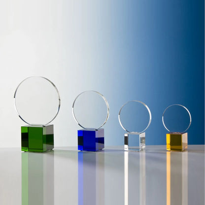 Crystal Cube Circle Award – runde Kristallglasscheibe auf farbigem Kristallglas-Würfelsockel, vier Farbvarianten: grün, blau, klar und gelb, personalisierbar mit Lasergravur
