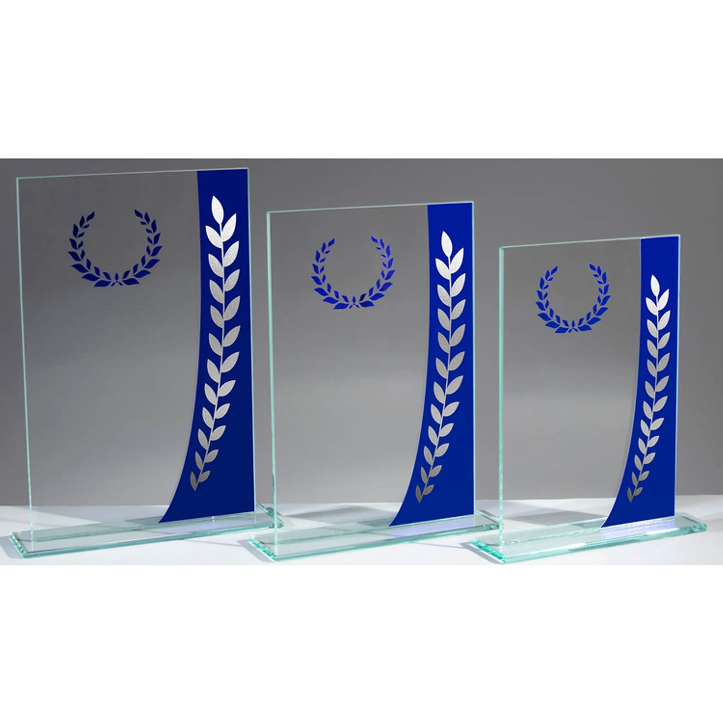 Glasaward mit Kranz Budget – drei Größen im Vergleich, rechteckige Klarglas-Trophäe mit blauem Streifen und silbernem Lorbeerzweig-Motiv, Lorbeerkranz für Gravur, auf Jade-Glassockel
