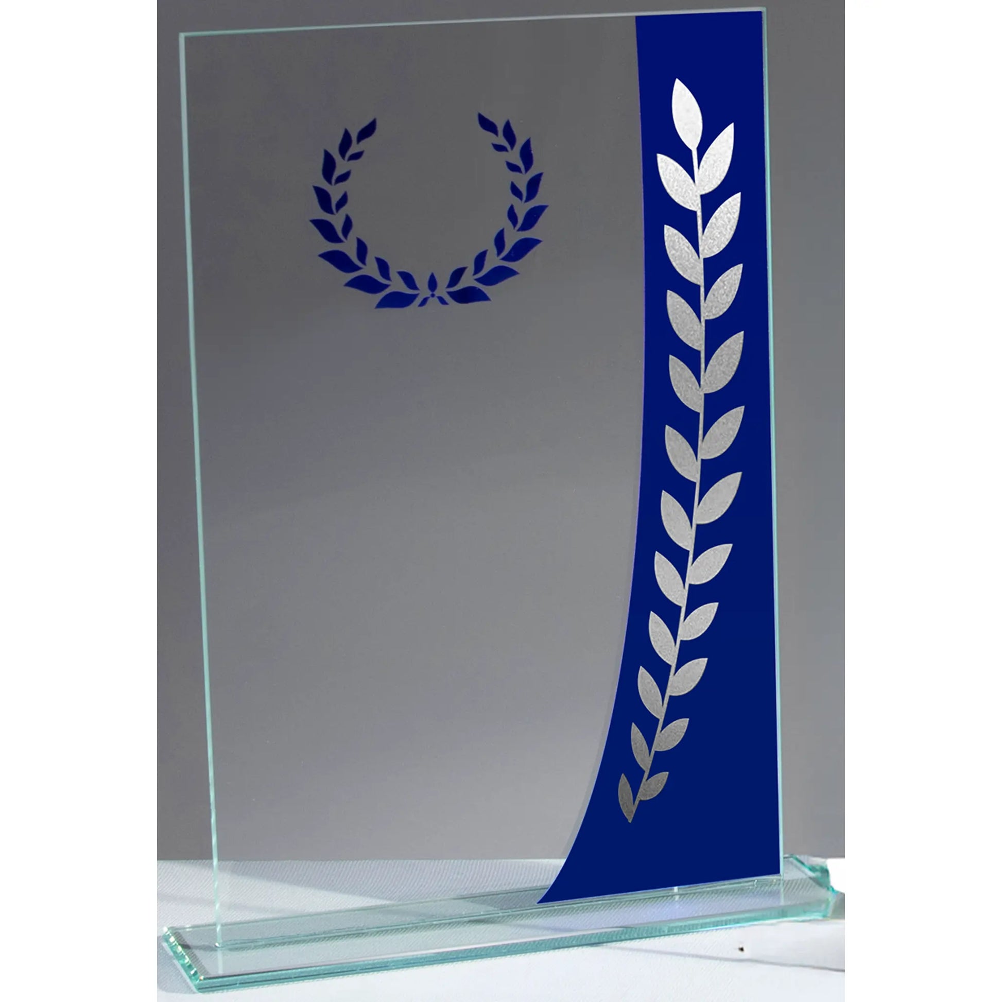 Glasaward mit Kranz, rechteckige Klarglas-Trophäe mit blauem Streifen und silbernem Lorbeerzweig-Motiv, Lorbeerkranz für Gravur, auf Jade-Glassockel
