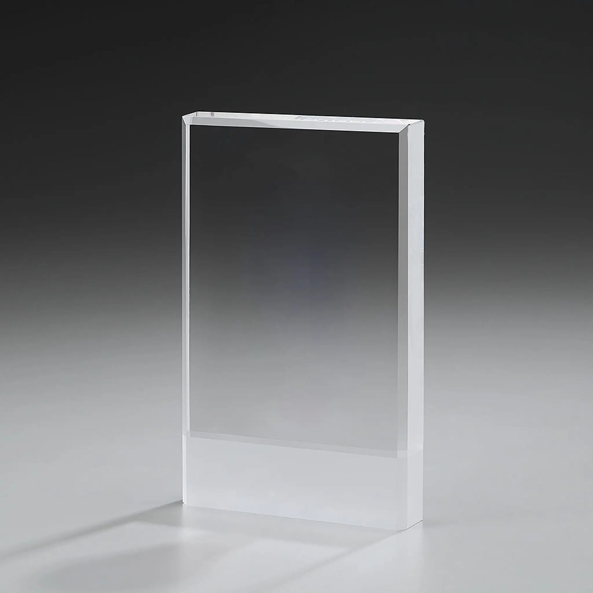 Pure Award aus Kristallglas – massiver rechteckiger Kristallglasblock mit facettierten Rändern und sandgestrahltem Unterteil, hier ohne Gravur
