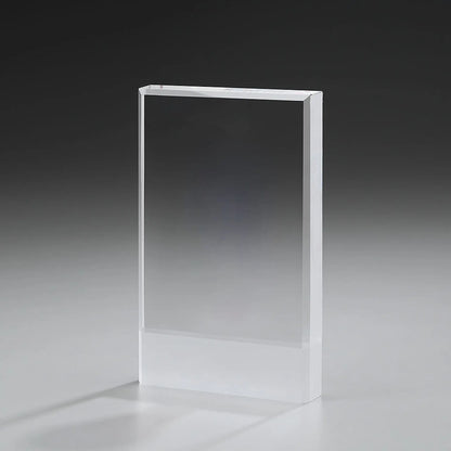 Pure Award aus Kristallglas – massiver rechteckiger Kristallglasblock mit facettierten Rändern und sandgestrahltem Unterteil, hier ohne Gravur
