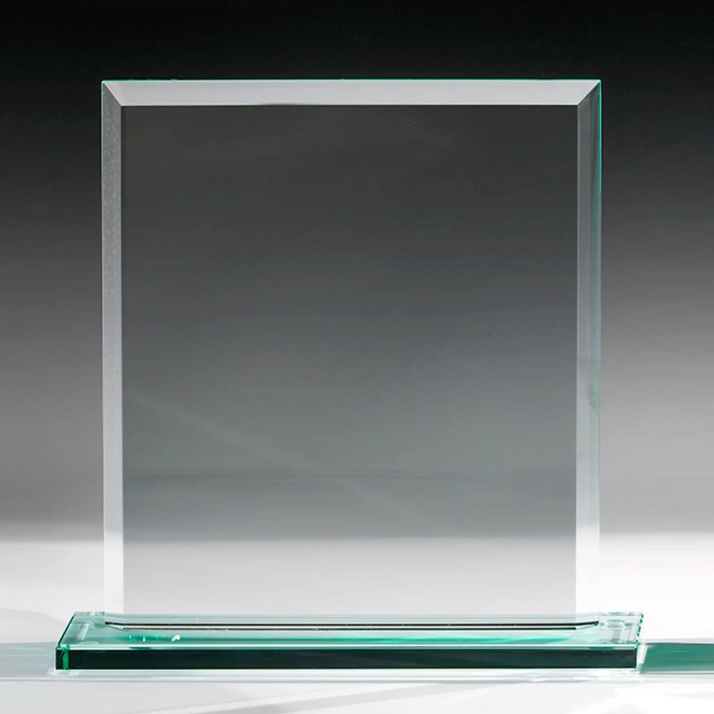 Square Award – quadratischer Glasaward mit Jade-Glassockel und abgeschrägten Kanten | awardideen.de
