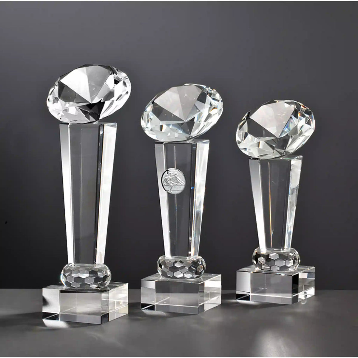 Crystal Diamond Tower Award aus massivem Kristallglas mit diamand-förmigen Glasteil oben, für individuelle Lasergravur
