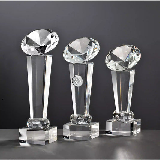 Crystal Diamond Tower Award aus massivem Kristallglas mit diamand-förmigen Glasteil oben, für individuelle Lasergravur
