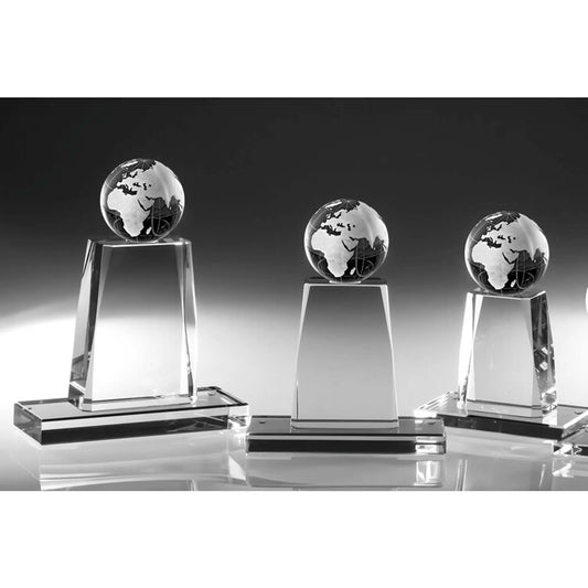 Crystal World Award aus massivem Kristallglas mit detailgraviertem 6-cm-Kristallglas-Globus und Lasergravur

