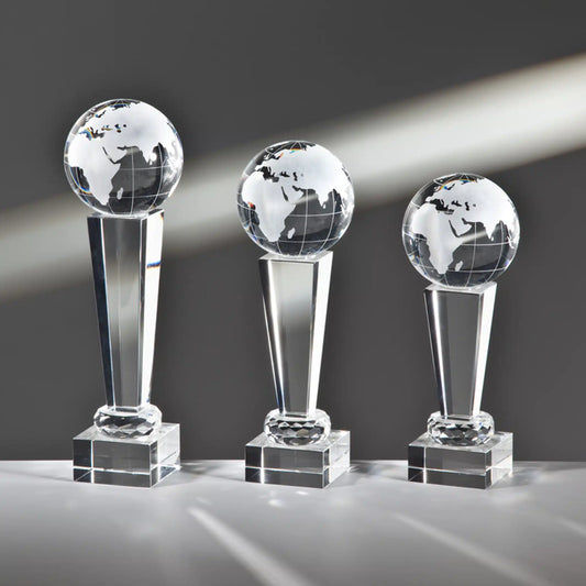 Crystal WorldTower Award aus massivem Kristallglas mit detailgraviertem Kristallglas-Globus
