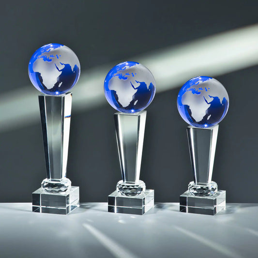 Crystal Blue World Tower Award aus massivem Kristallglas mit blauem detailgraviertem Kristallglas-Globus , für Lasergravur
