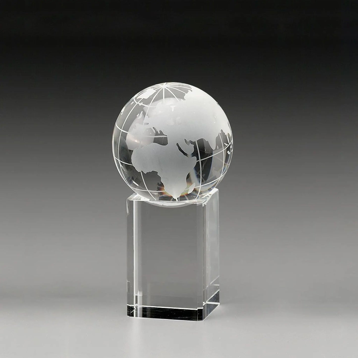 Globe Award aus Kristallglas in der Seitenansicht – Weltkugel auf Sockel, mit Lasergravur oder UV-Druck für Unternehmensauszeichnungen, Events und Golfturniere

