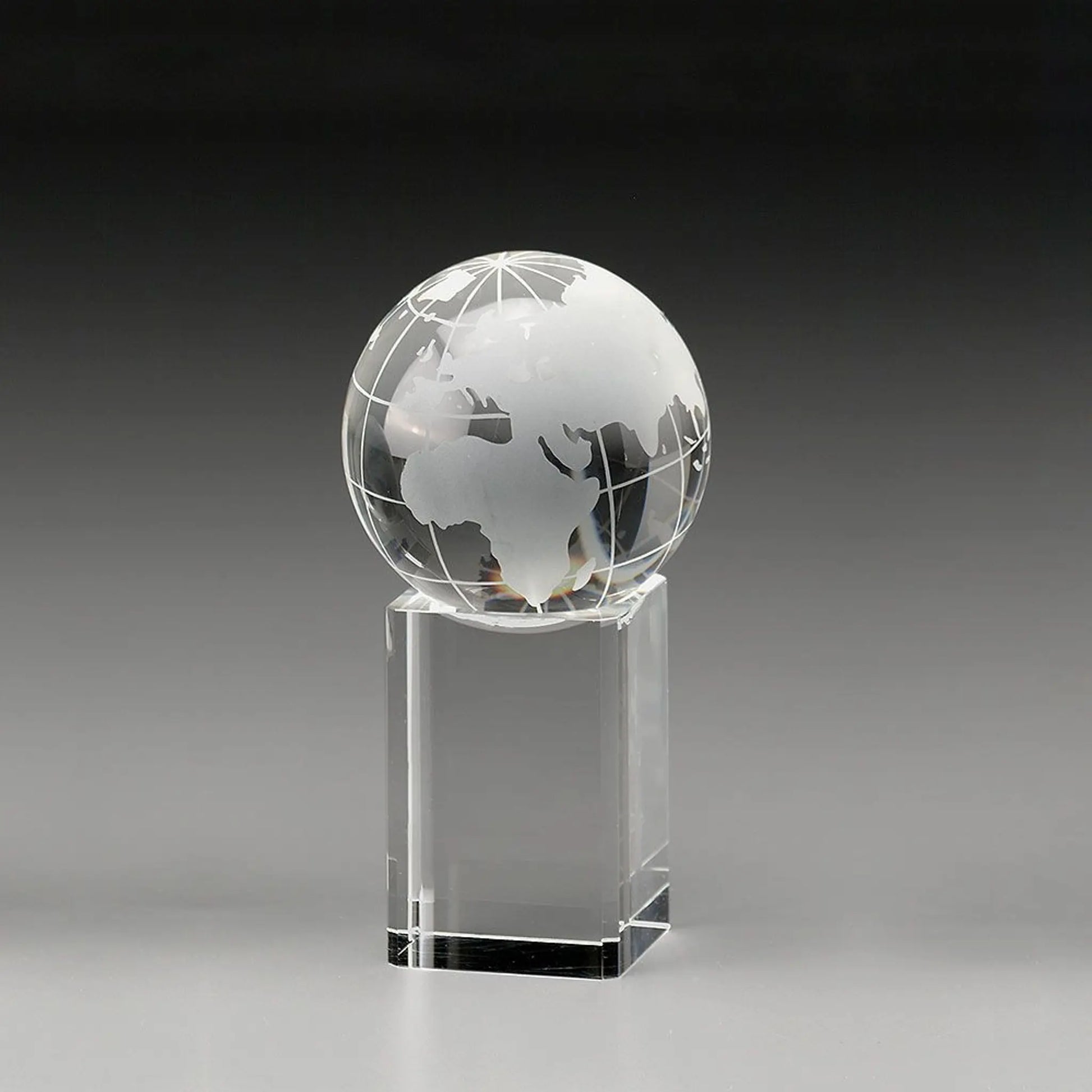 Globe Award aus Kristallglas in der Seitenansicht – Weltkugel auf Sockel, mit Lasergravur oder UV-Druck für Unternehmensauszeichnungen, Events und Golfturniere
