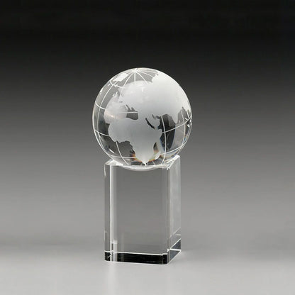 Globe Award aus Kristallglas in der Seitenansicht – Weltkugel auf Sockel, mit Lasergravur oder UV-Druck für Unternehmensauszeichnungen, Events und Golfturniere
