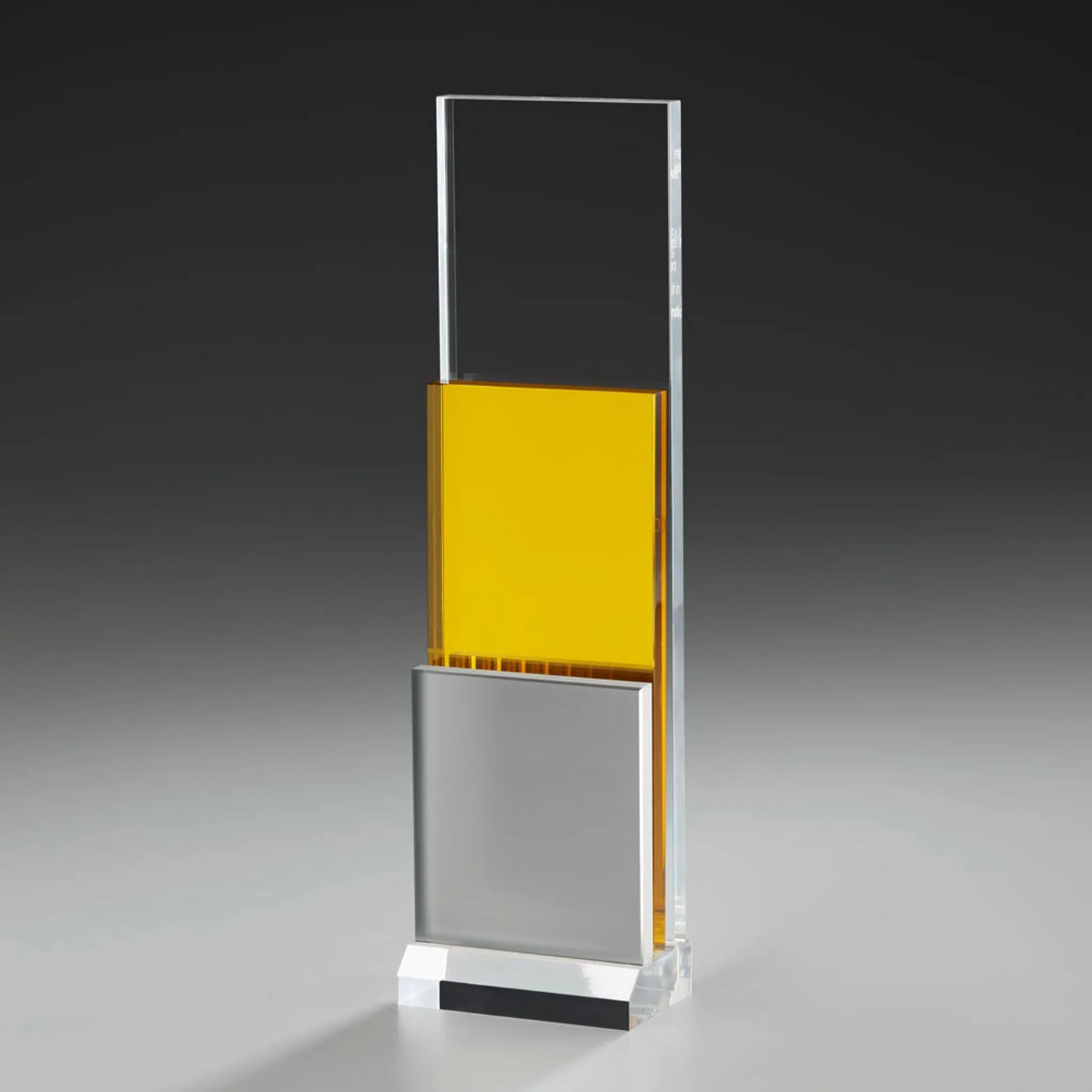 Golden Step Award aus klarem Acrylglas, goldgelbem und silbernem Acrylelement in Stufenform, klarer Sockel unpersonalisiert
