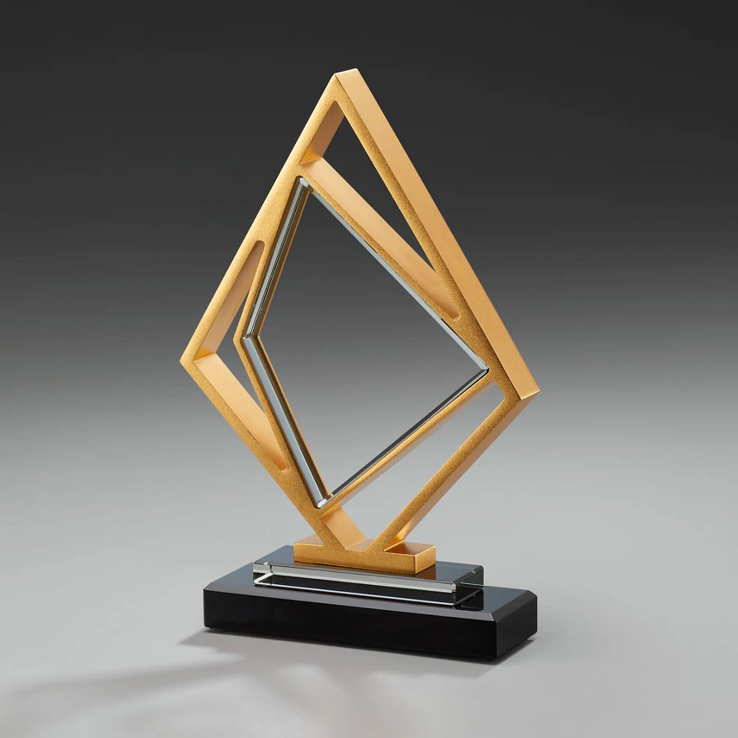 Golden Kite Award – rautenförmiger Glasblock in goldfarbenem Metallrahmen auf schwarzem Glas-Sockel, blank ohne Gravur, personalisierbar mit Lasergravur für Unternehmensauszeichnungen und Firmenevents
