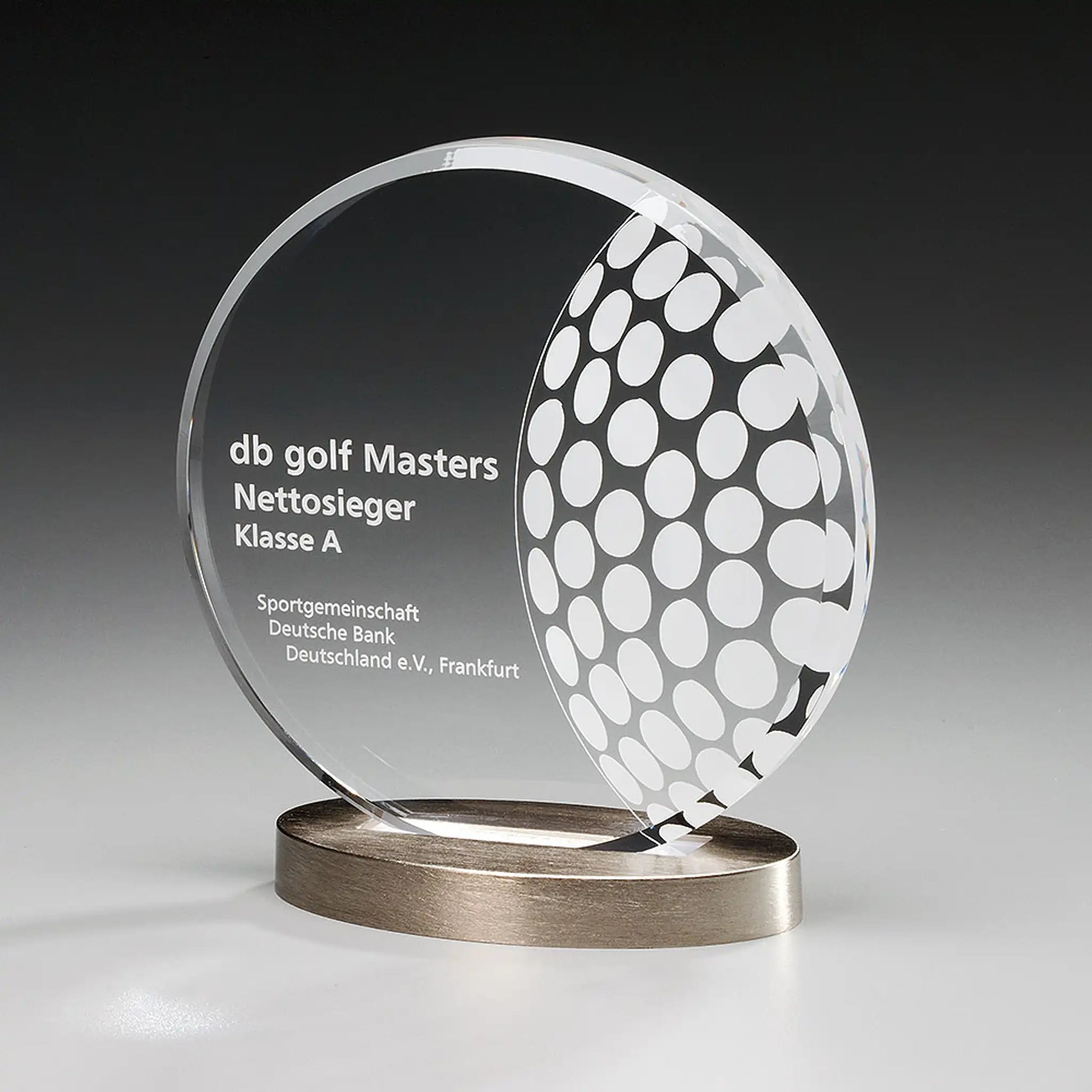 Metal Round Award – runde Acrylglasscheibe auf Metallsockel mit Lasergravur Golfball-Motiv und Text, ideal als Golfturnier-Award und Siegerpokal
