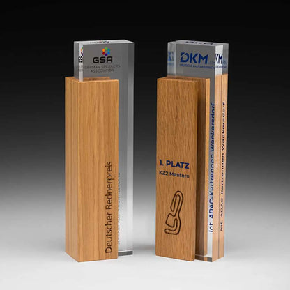 Handsome Holz-Award – zwei personalisierte Exemplare nebeneinander, Eichenholz mit Acrylglas-Säule, Lasergravur und Digitaldruck, ideal für Unternehmensauszeichnungen und Golfturniere
