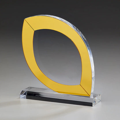 Harmony Award aus klarem Acrylglas, Seitenansicht – goldfarben rahmender Blattring auf klarem Acrylsockel, hier ohne Gravur
