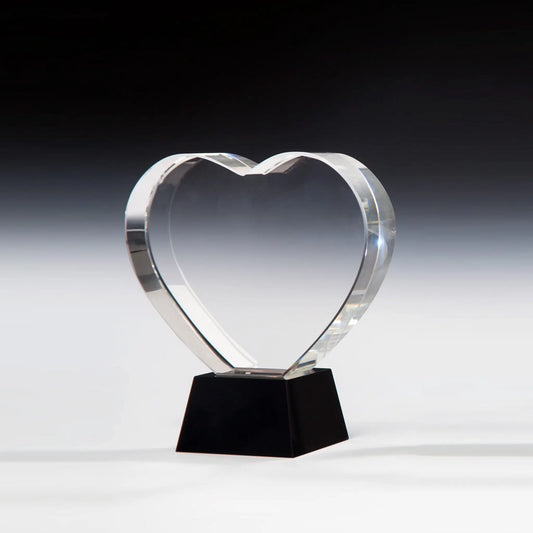 Herz aus 40 mm starkem klarem Glas mit schwarzem Glassockel, für Lasergravur 
