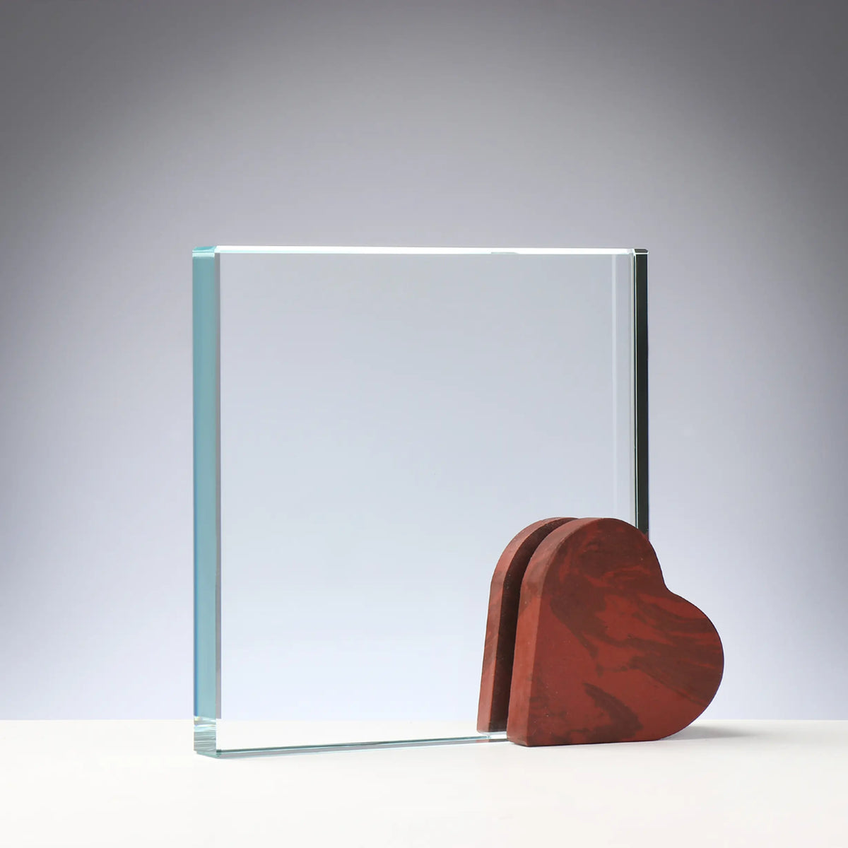 Herzaward Holz und Glas: Kristallglas 20 mm mit Randschliff auf herzförmigem Holzsockel in Rotbraun, Höhe 210 mm – Award für Unternehmensauszeichnungen und Golfturniere
