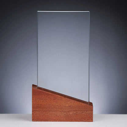Glas und Holz Award MONUMENT – Seitenansicht, massives 20 mm Kristallglas auf dynamisch zulaufendem Edelholzsockel, ideal gravierbar für Unternehmensauszeichnungen

