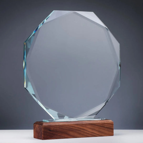 Glas und Holz Award DIAMOND – oktagonale Kristallglasscheibe 15 mm mit Diamantfacetten auf Walnuss-Holzsockel, Frontansicht, 230 mm, Lasergravur möglich
