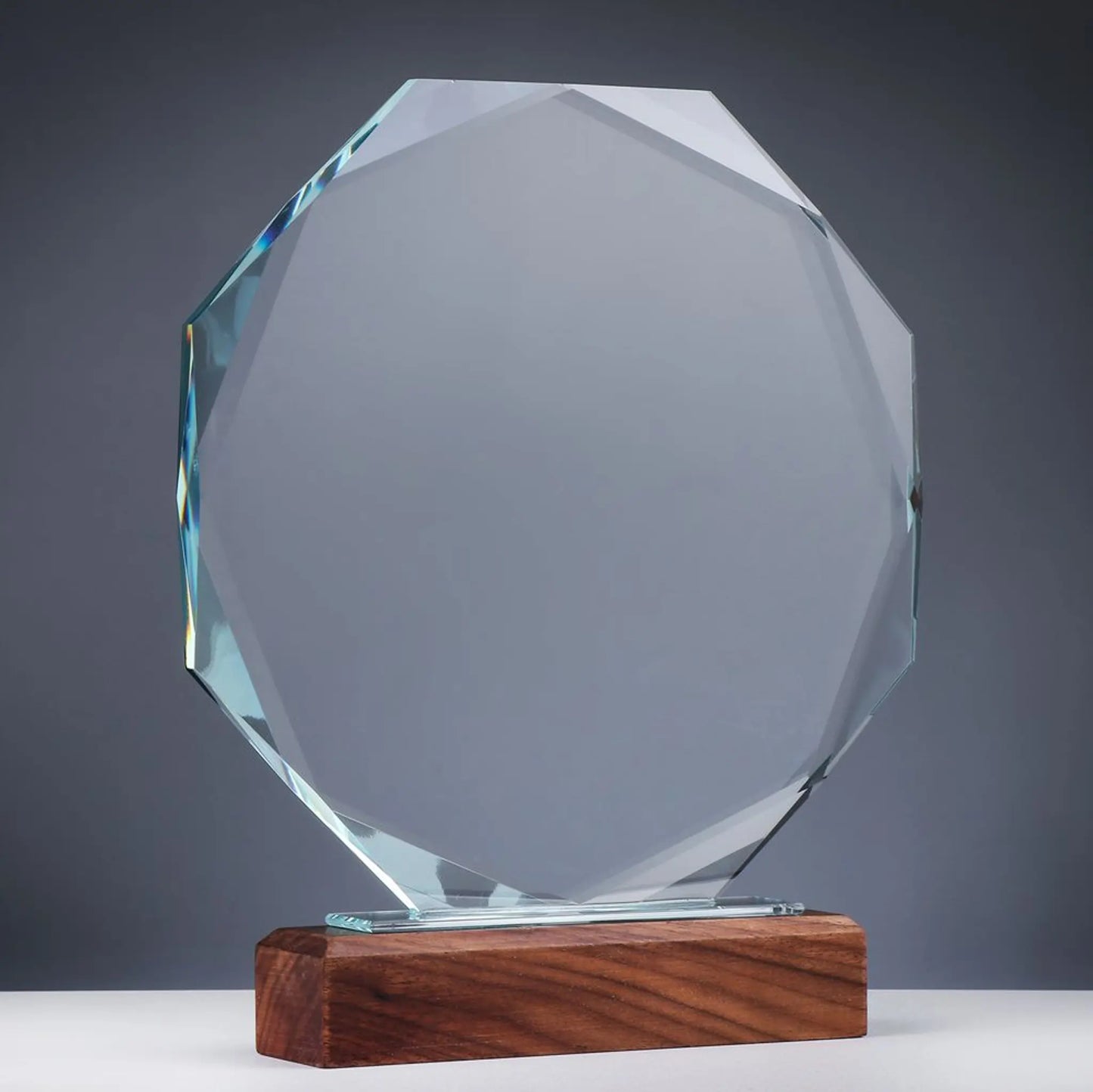 Glas und Holz Award DIAMOND – oktagonale Kristallglasscheibe 15 mm mit Diamantfacetten auf Walnuss-Holzsockel, Frontansicht, 230 mm, Lasergravur möglich
