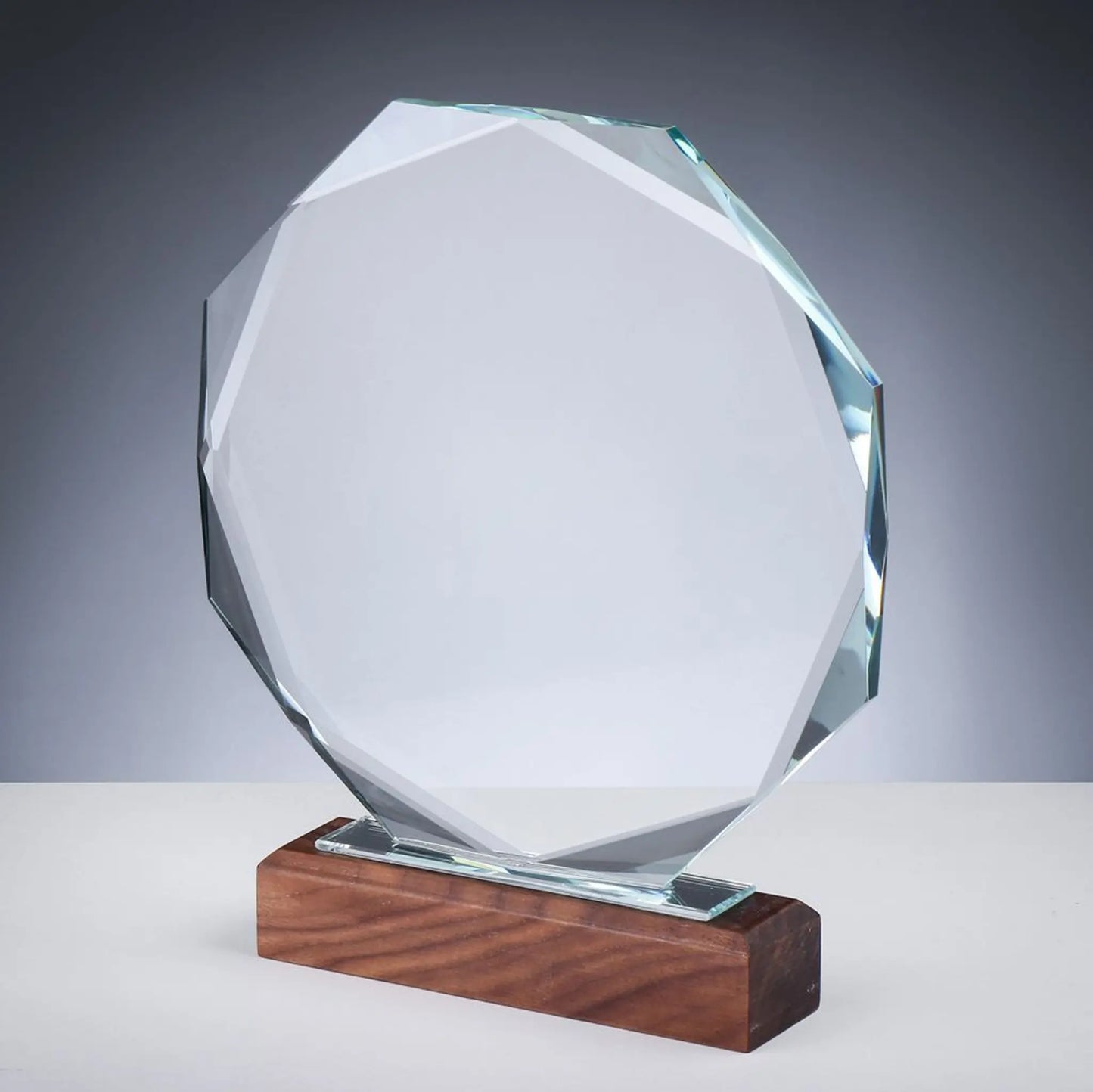 Glas und Holz Award DIAMOND – Seitenansicht, 15 mm Kristallglas mit umlaufenden Diamantfacetten auf dunklem Walnuss-Holzsockel, ideal für Unternehmensauszeichnungen 
