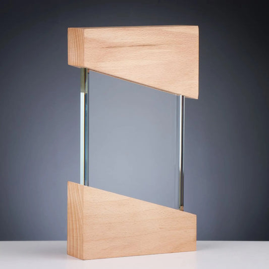 Glas und Holz Award NATURAL WOOD – 20 mm Kristallglasscheibe eingefasst in zwei schräge Buchenholzblöcke, Frontansicht, 230 mm, Lasergravur möglich
