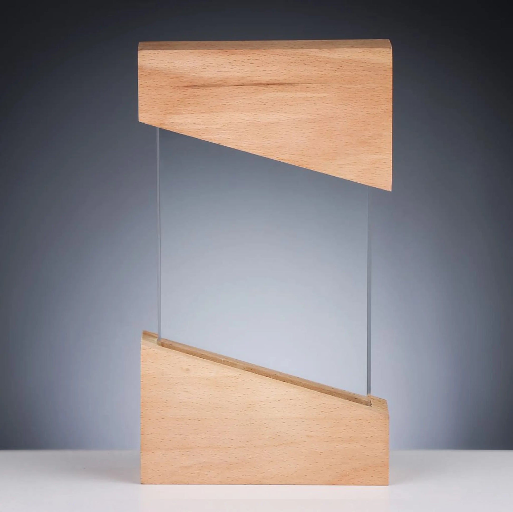 Glas und Holz Award NATURAL WOOD – Frontalansicht, skulpturales Design mit hellem Naturholz oben und unten, transparente Kristallglasscheibe, ideal für Unternehmensauszeichnungen und Golfturniere
