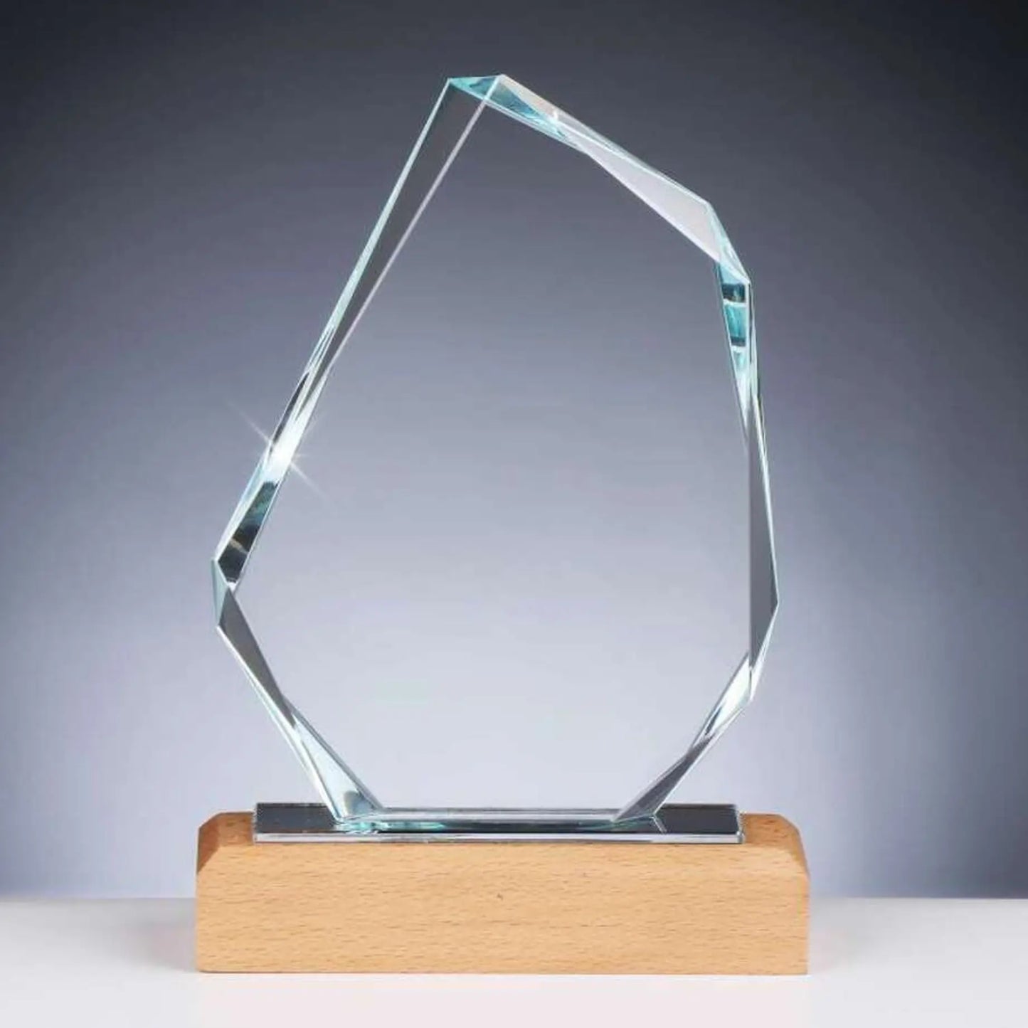 Glas und Holz Award ROCK – organisch geformte Kristallglasscheibe 12 mm mit Facettenschliff auf hellem Buchenholzsockel, Frontansicht, 230 mm, Lasergravur möglich
