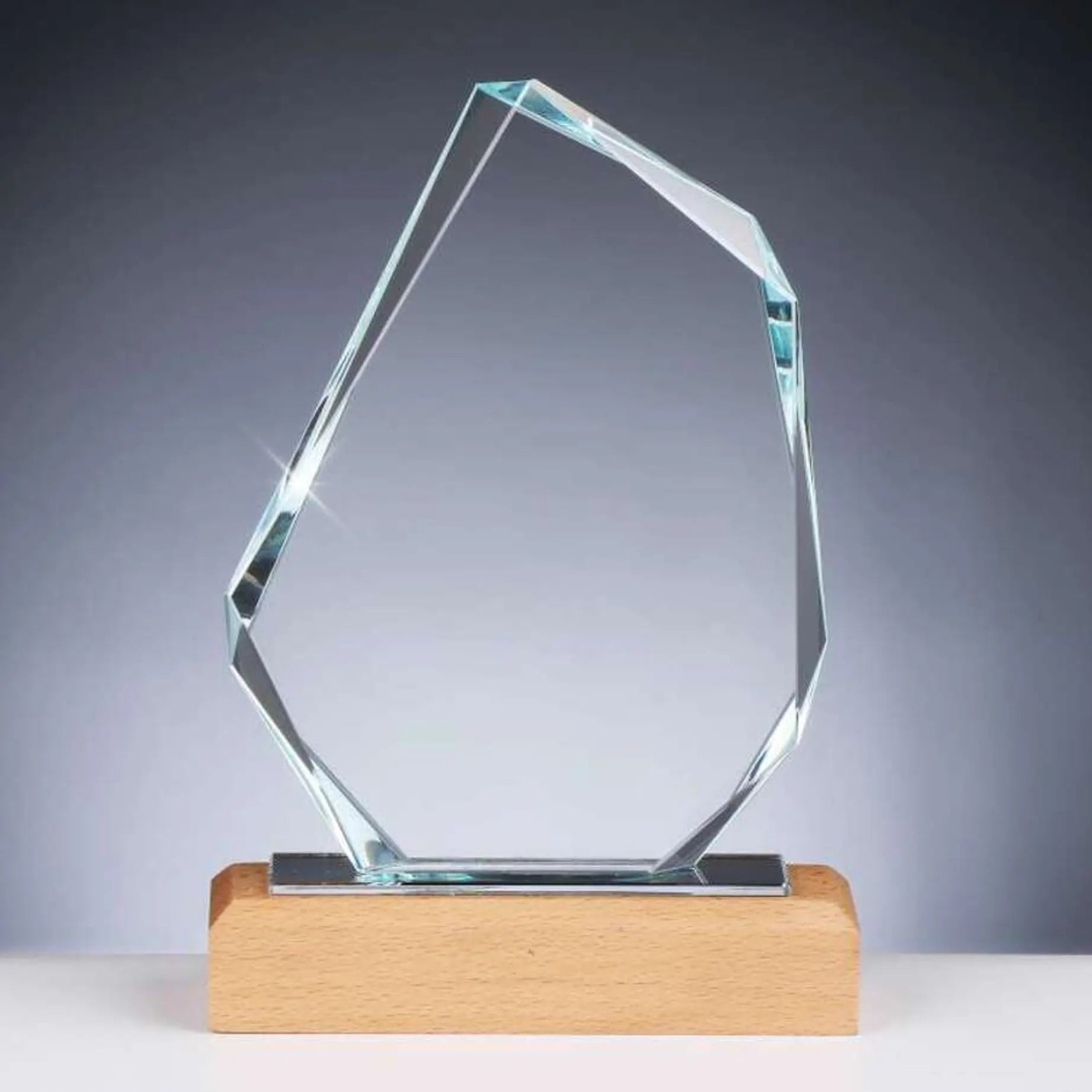 Glas und Holz Award ROCK – organisch geformte Kristallglasscheibe 12 mm mit Facettenschliff auf hellem Buchenholzsockel, Frontansicht, 230 mm, Lasergravur möglich

