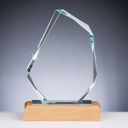 Glas und Holz Award ROCK – organisch geformte Kristallglasscheibe 12 mm mit Facettenschliff auf hellem Buchenholzsockel, Frontansicht, 230 mm, Lasergravur möglich
