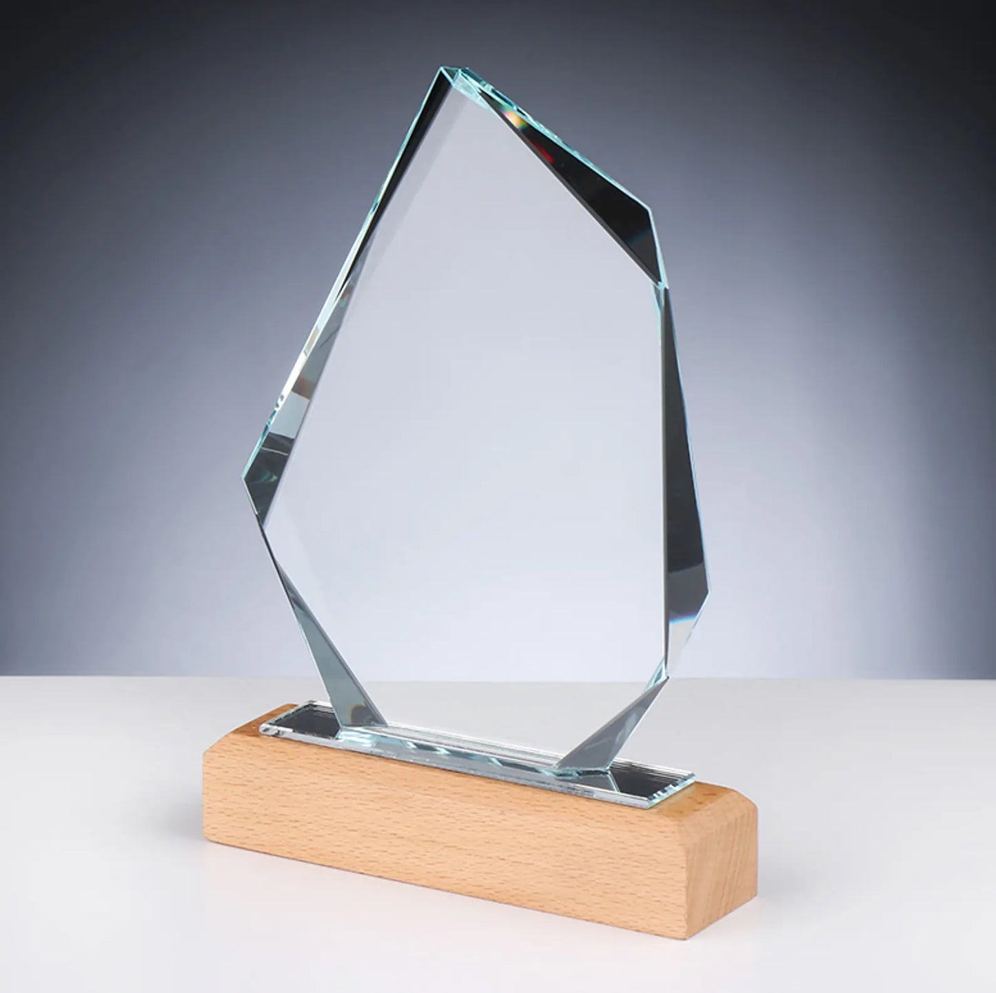 Glas und Holz Award ROCK – Seitenansicht, felsartige Kristallglasform mit markanten Facettenkanten auf Buchenholzsockel, ideal für Unternehmensauszeichnungen und Golfturniere
