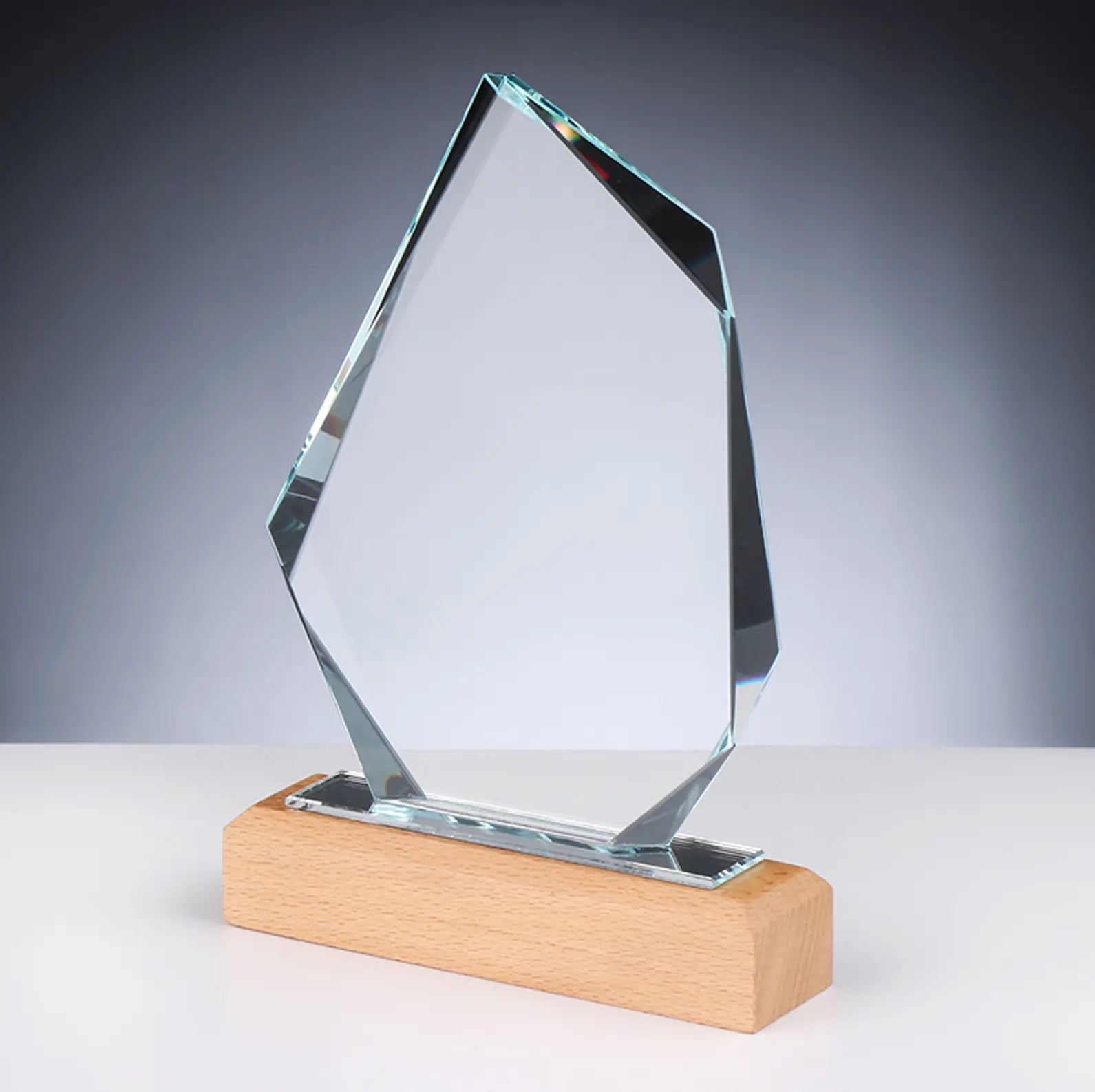 Glas und Holz Award ROCK – Seitenansicht, felsartige Kristallglasform mit markanten Facettenkanten auf Buchenholzsockel, ideal für Unternehmensauszeichnungen und Golfturniere
