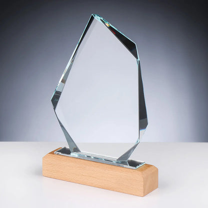 Glas und Holz Award ROCK – Seitenansicht, felsartige Kristallglasform mit markanten Facettenkanten auf Buchenholzsockel, ideal für Unternehmensauszeichnungen und Golfturniere
