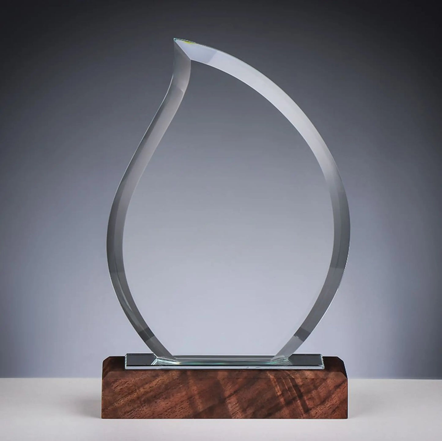 Glas und Holz Award FLAME – flammenförmige Kristallglasscheibe 15 mm mit geschwungener Kontur auf dunklem Holzsockel, 230 mm, Lasergravur möglich
