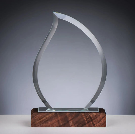 Glas und Holz Award FLAME – flammenförmige Kristallglasscheibe 15 mm mit geschwungener Kontur auf dunklem Holzsockel, 230 mm, Lasergravur möglich
