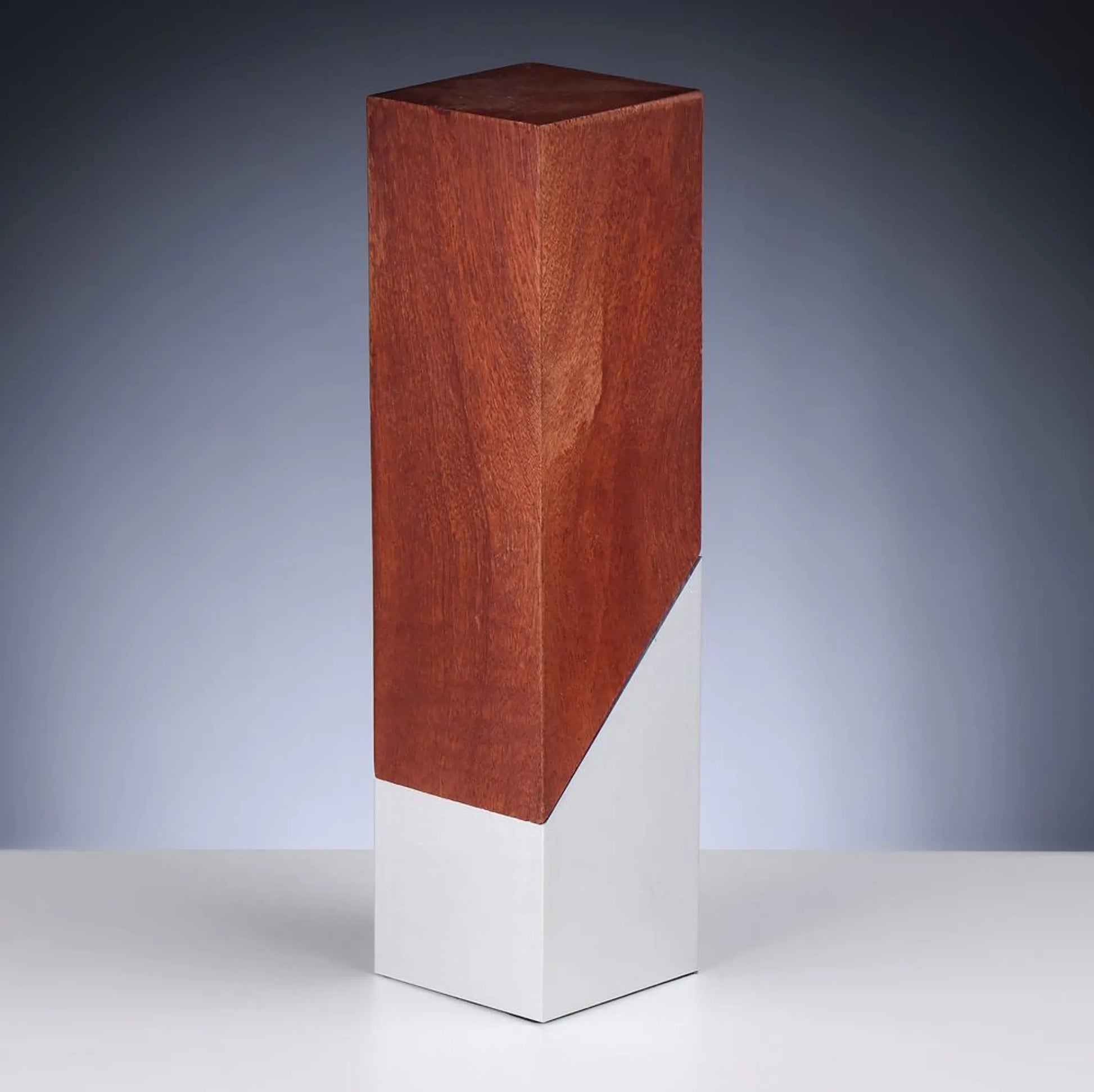 Holz und Metall Monumental Award – massive Holzsäule mit diagonalem Aluminium-Sockel, ungraviert, 235 x 60 x 60 mm | awardideen.de
