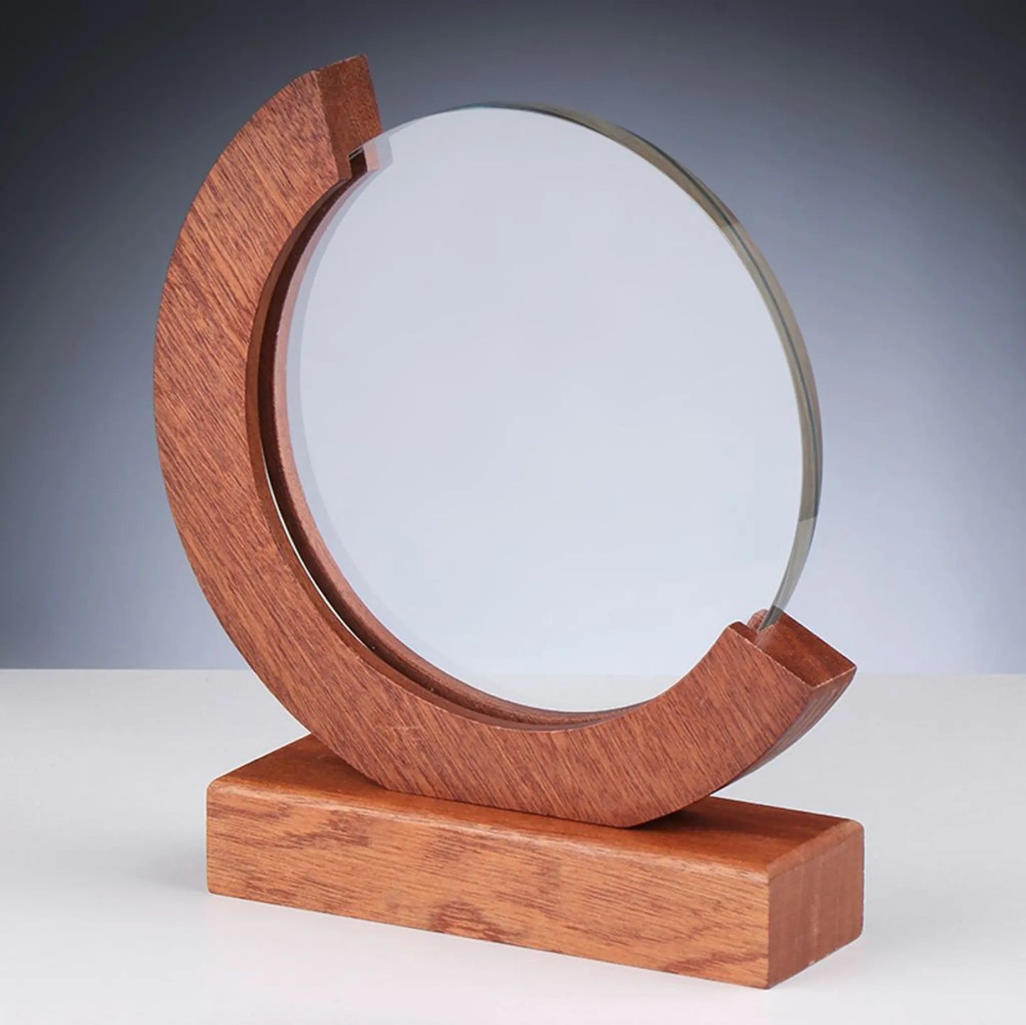 Glas und Holz Award CIRCLE – runde Kristallglasscheibe im C-förmigen Holzrahmen auf Holzsockel, ungraviert, 195 mm | awardideen.de
